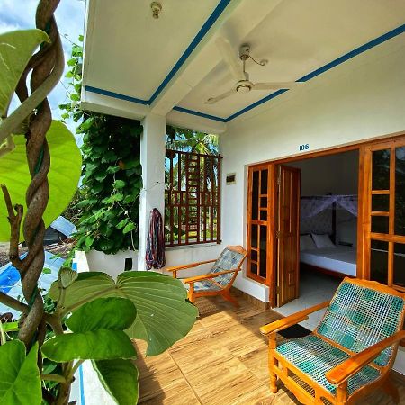 Aqua Blue Hotel Аругам Бей Екстериор снимка