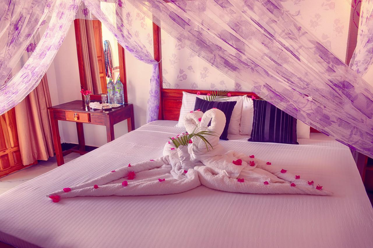 Aqua Blue Hotel Аругам Бей Екстериор снимка