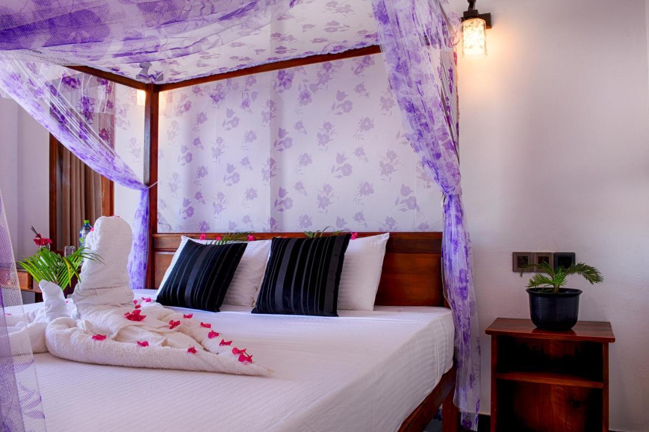 Aqua Blue Hotel Аругам Бей Екстериор снимка