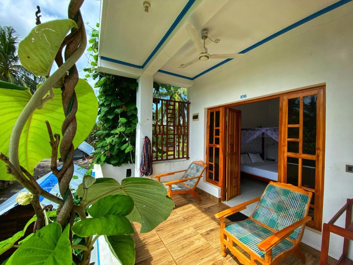 Aqua Blue Hotel Аругам Бей Екстериор снимка